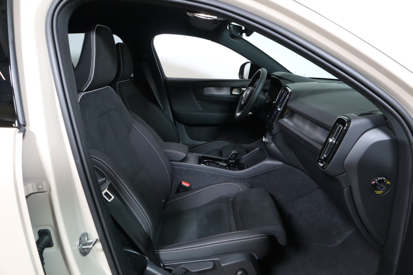 Esittelykuva VOLVO EX40 täyssähköautosta.