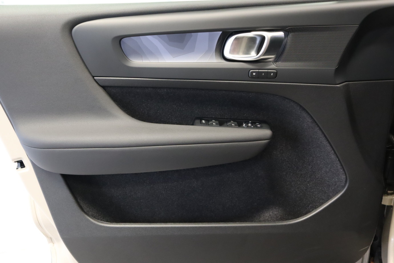 Esittelykuva VOLVO EX40 täyssähköautosta.
