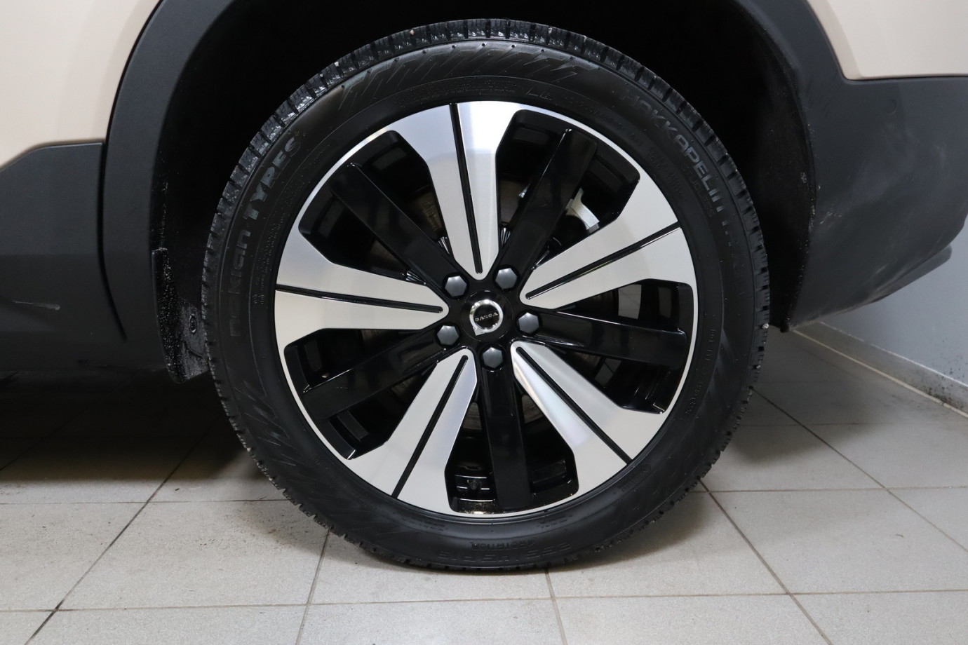 Esittelykuva VOLVO EX40 täyssähköautosta.