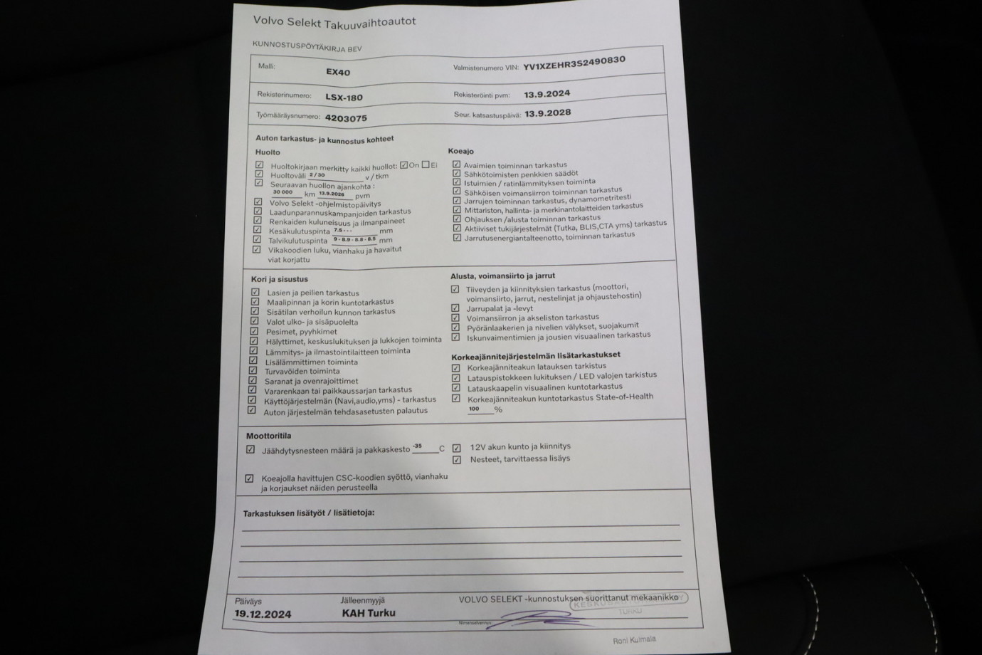 Esittelykuva VOLVO EX40 täyssähköautosta.