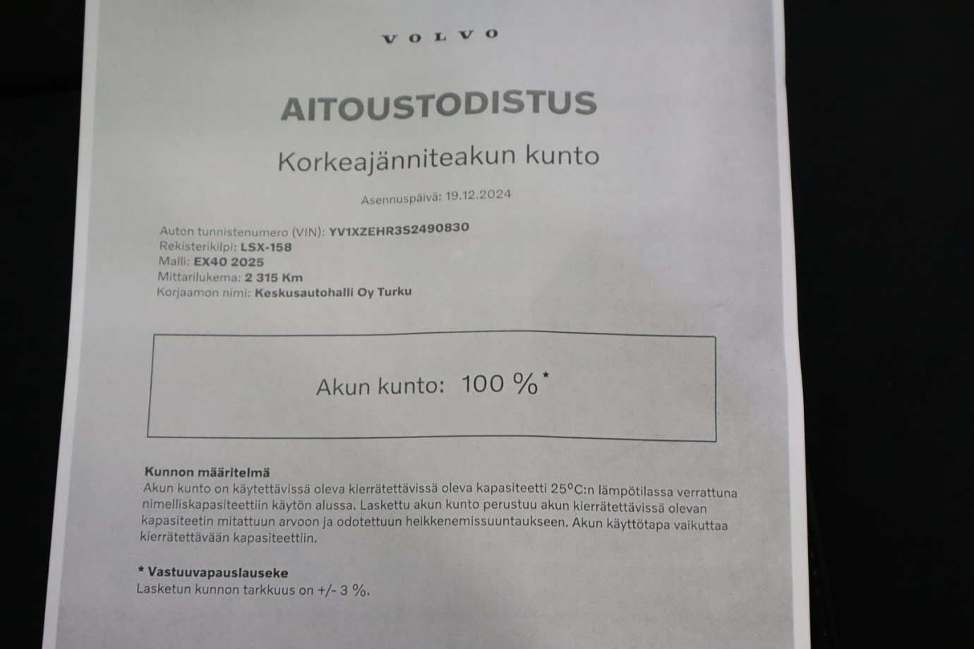 Esittelykuva VOLVO EX40 täyssähköautosta.