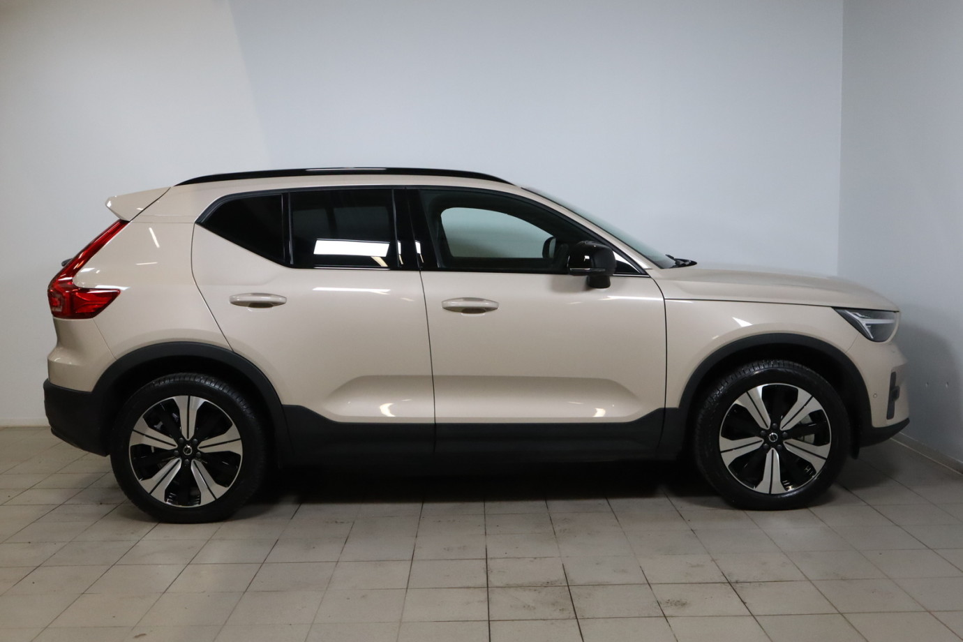 Esittelykuva VOLVO EX40 täyssähköautosta.