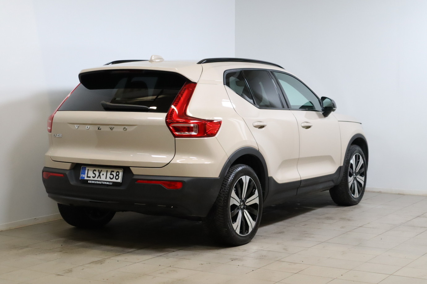 Esittelykuva VOLVO EX40 täyssähköautosta.