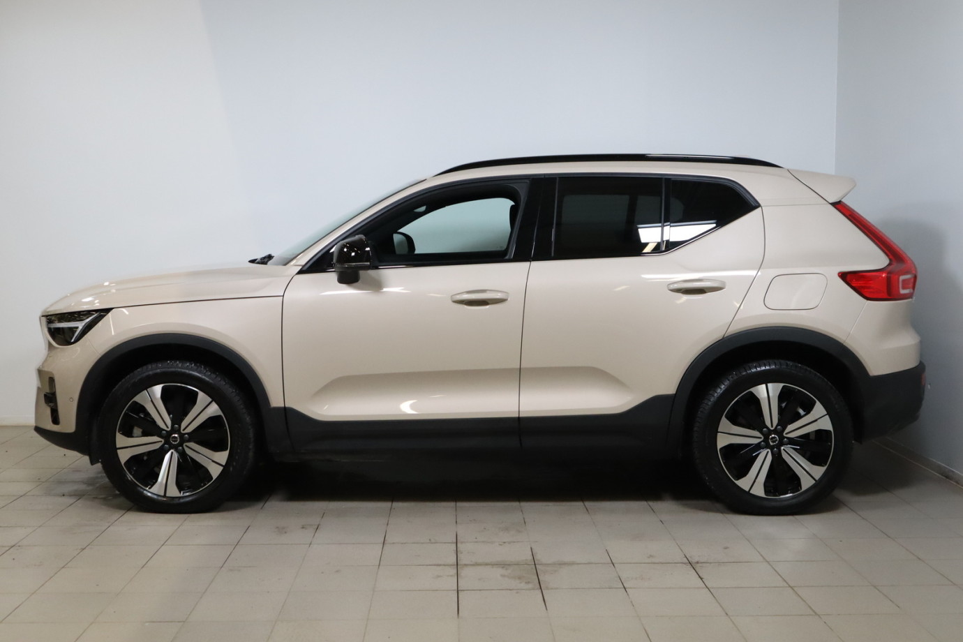 Esittelykuva VOLVO EX40 täyssähköautosta.