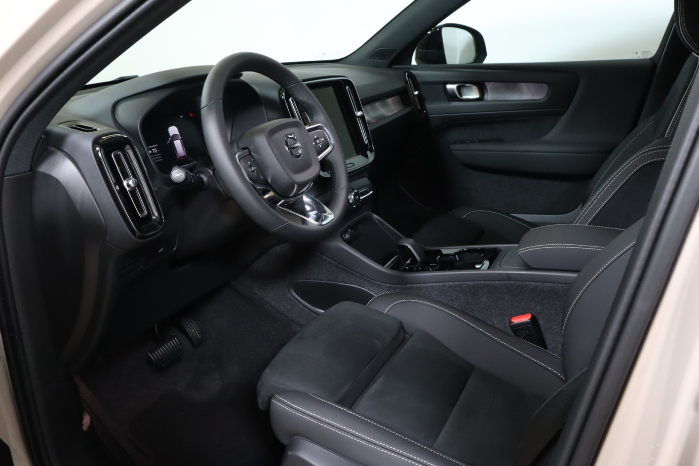 Esittelykuva VOLVO EX40 täyssähköautosta.