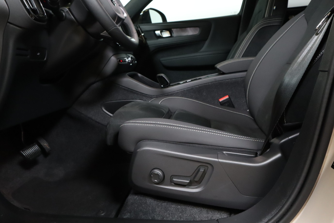 Esittelykuva VOLVO EX40 täyssähköautosta.
