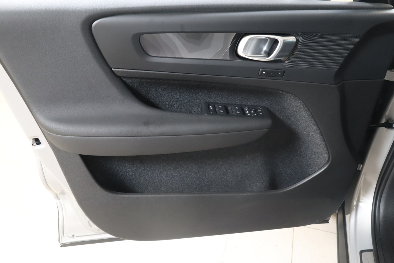 Esittelykuva VOLVO EC40 täyssähköautosta.