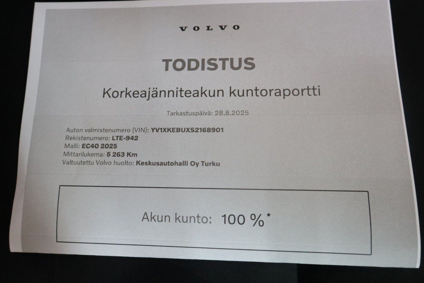 Esittelykuva VOLVO EC40 täyssähköautosta.