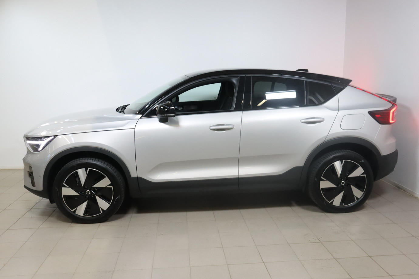 Esittelykuva VOLVO EC40 täyssähköautosta.