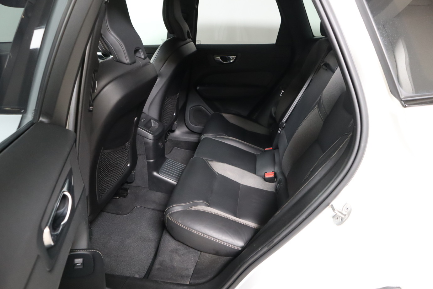 Esittelykuva VOLVO XC60 lataushybridiautosta.