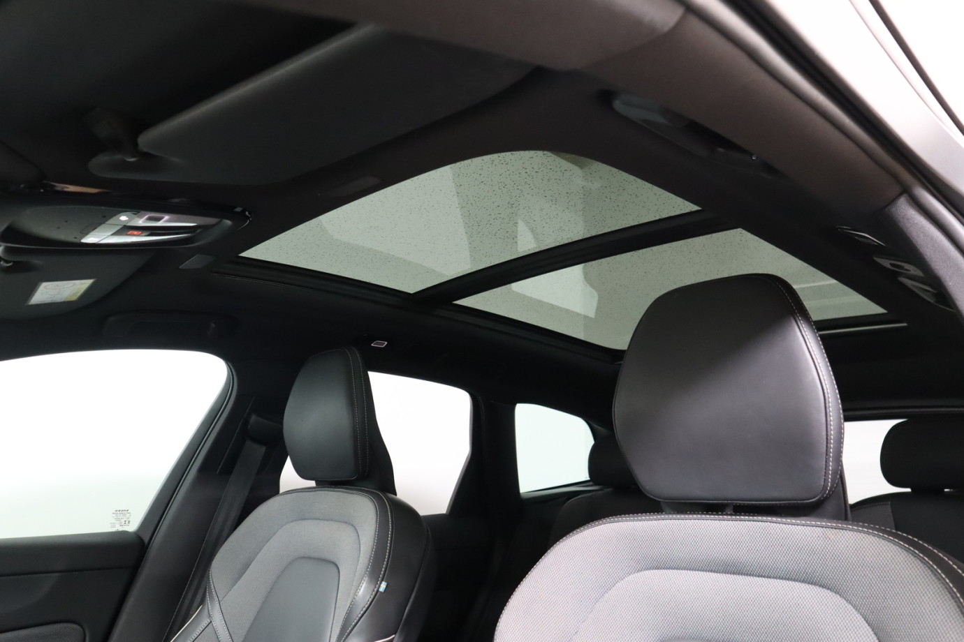 Esittelykuva VOLVO XC60 lataushybridiautosta.