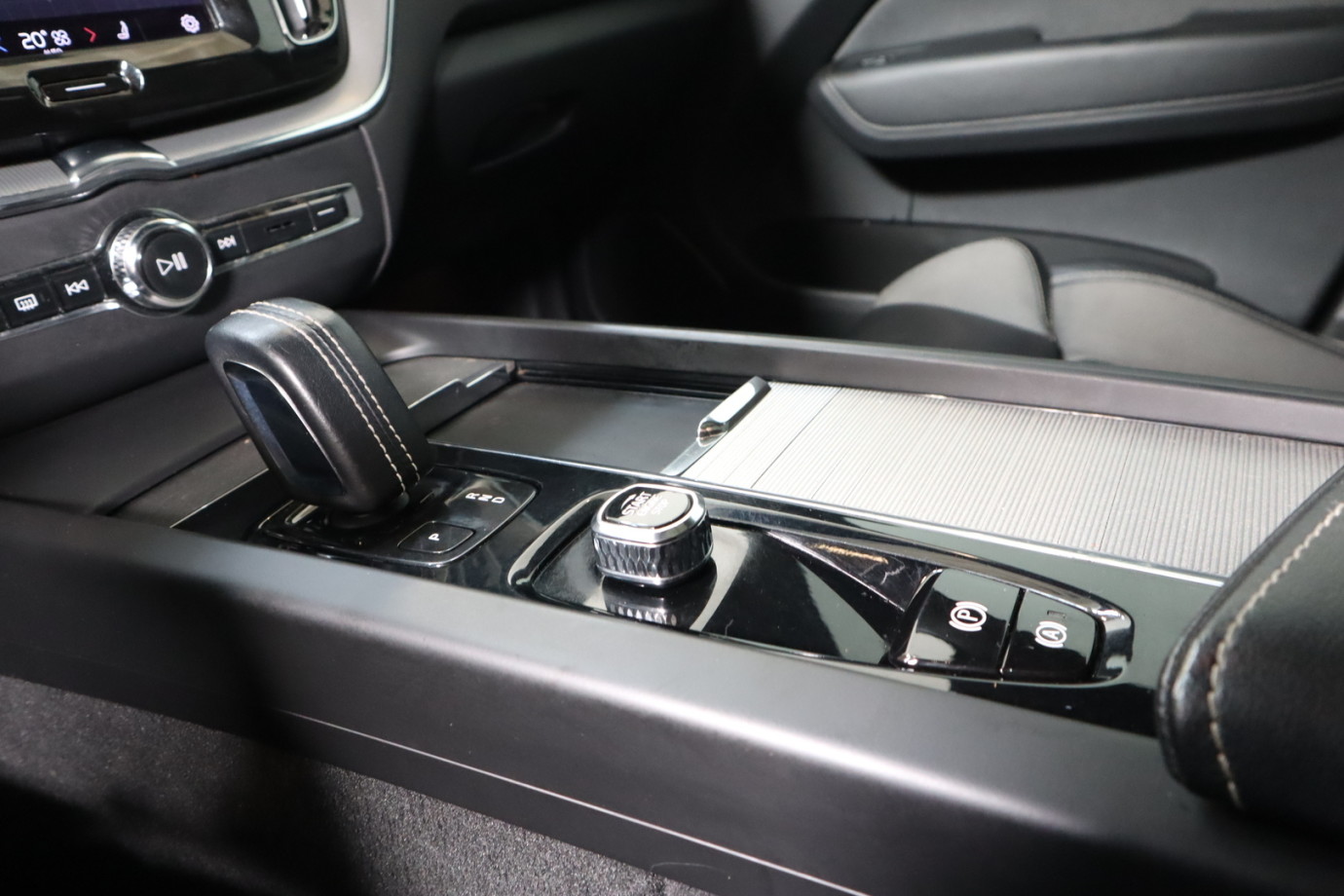 Esittelykuva VOLVO XC60 lataushybridiautosta.
