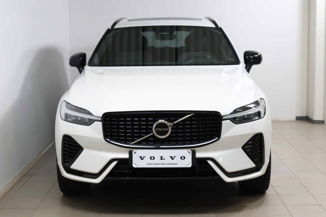 Esittelykuva VOLVO XC60 lataushybridiautosta.