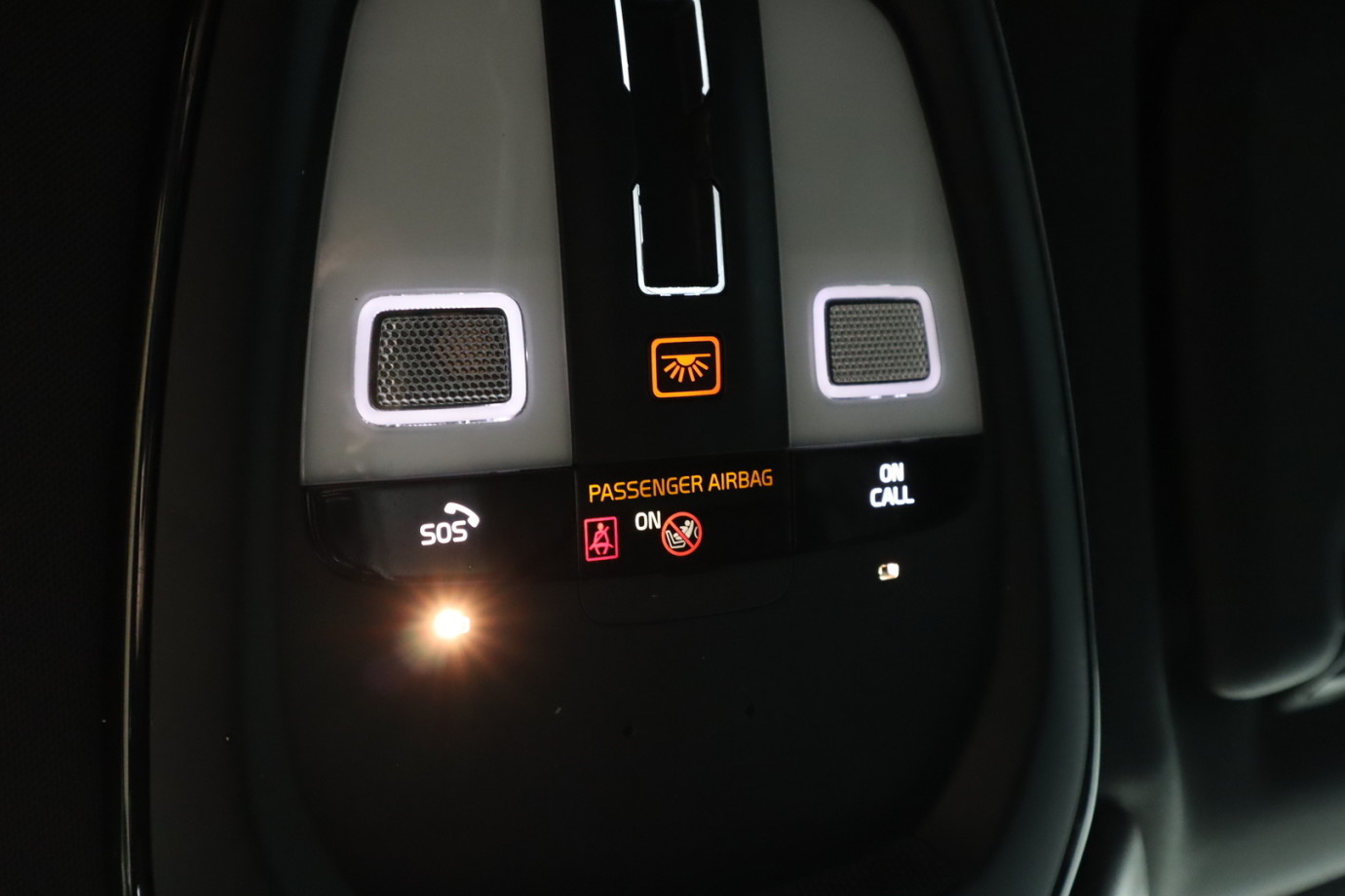 Esittelykuva VOLVO XC60 lataushybridiautosta.