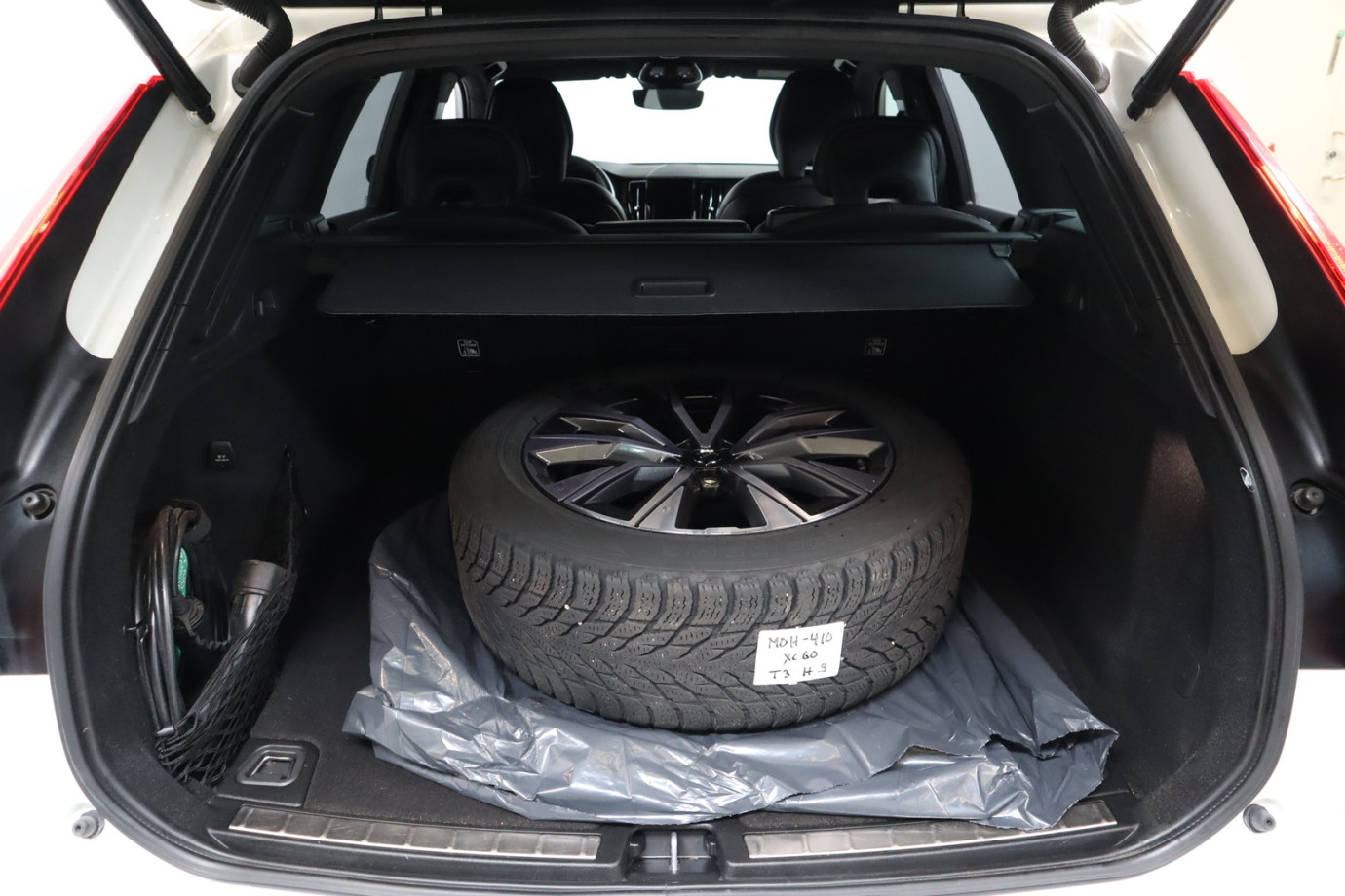 Esittelykuva VOLVO XC60 lataushybridiautosta.