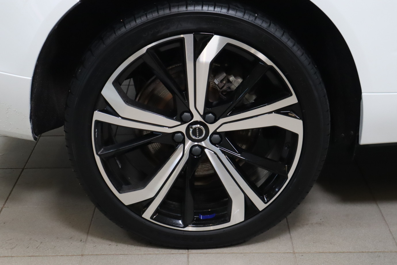 Esittelykuva VOLVO XC60 lataushybridiautosta.