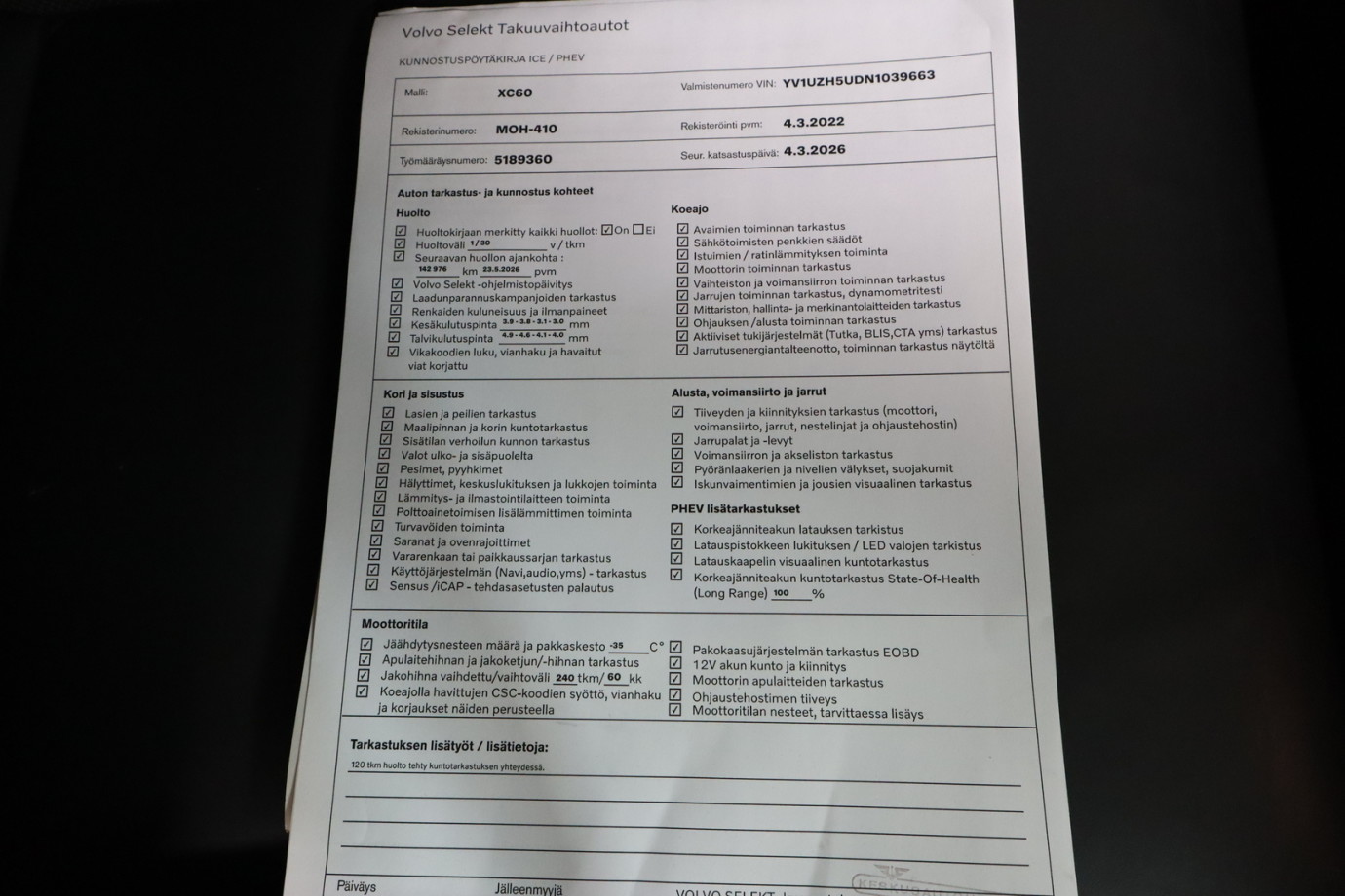 Esittelykuva VOLVO XC60 lataushybridiautosta.