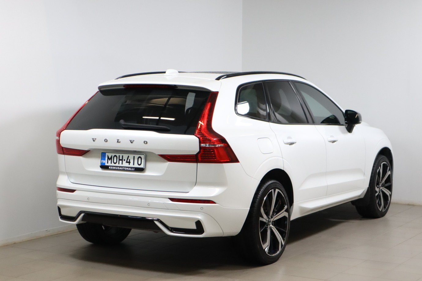 Esittelykuva VOLVO XC60 lataushybridiautosta.