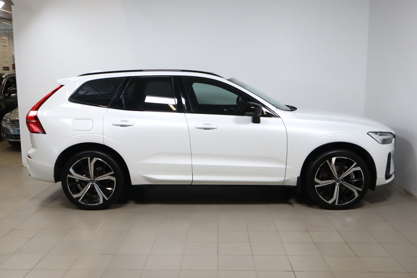 Esittelykuva VOLVO XC60 lataushybridiautosta.