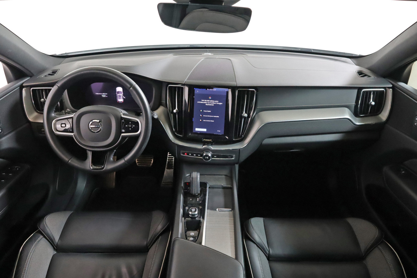 Esittelykuva VOLVO XC60 lataushybridiautosta.