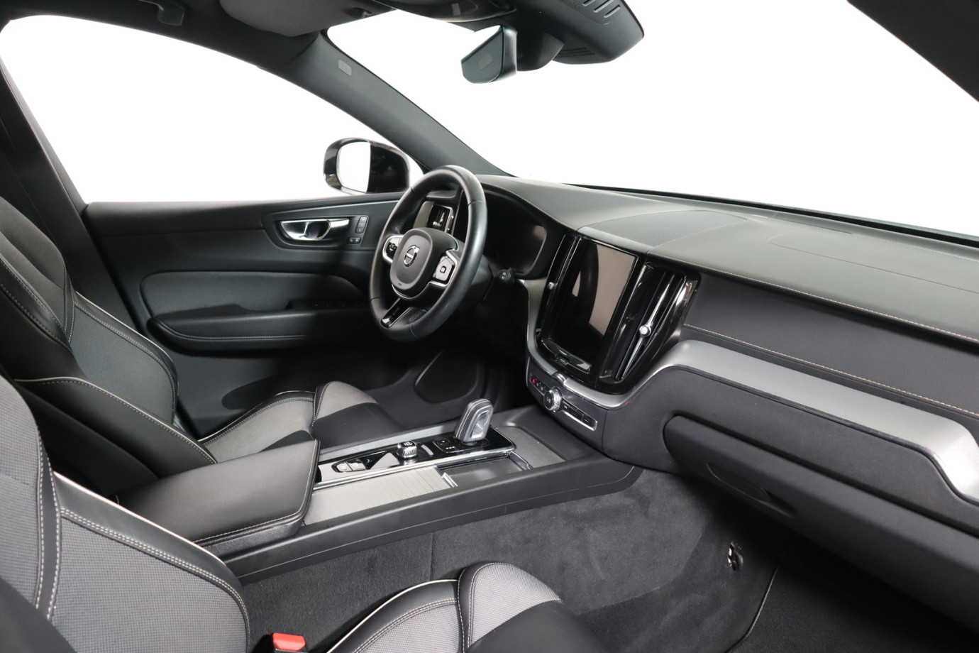 Esittelykuva VOLVO XC60 lataushybridiautosta.