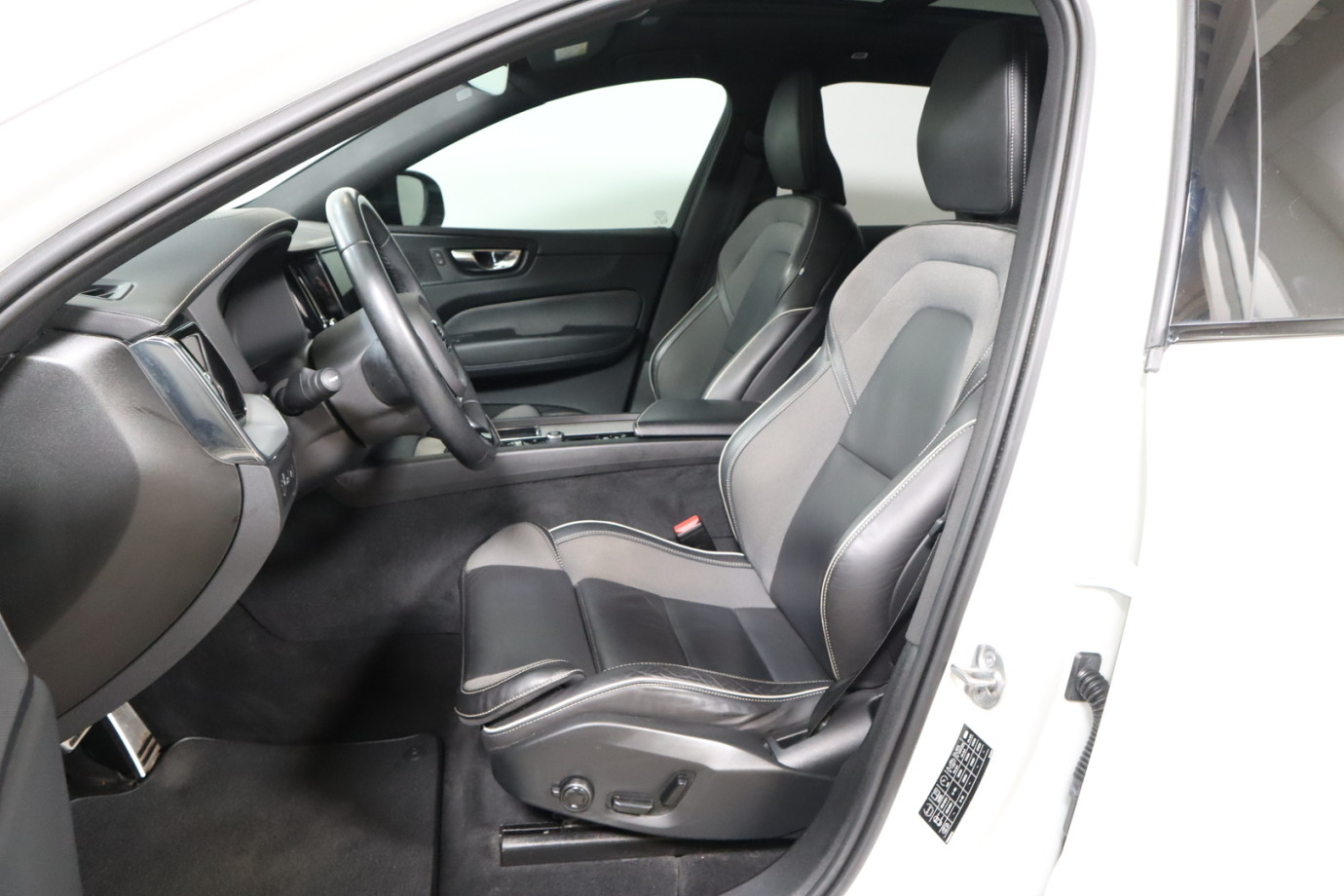 Esittelykuva VOLVO XC60 lataushybridiautosta.