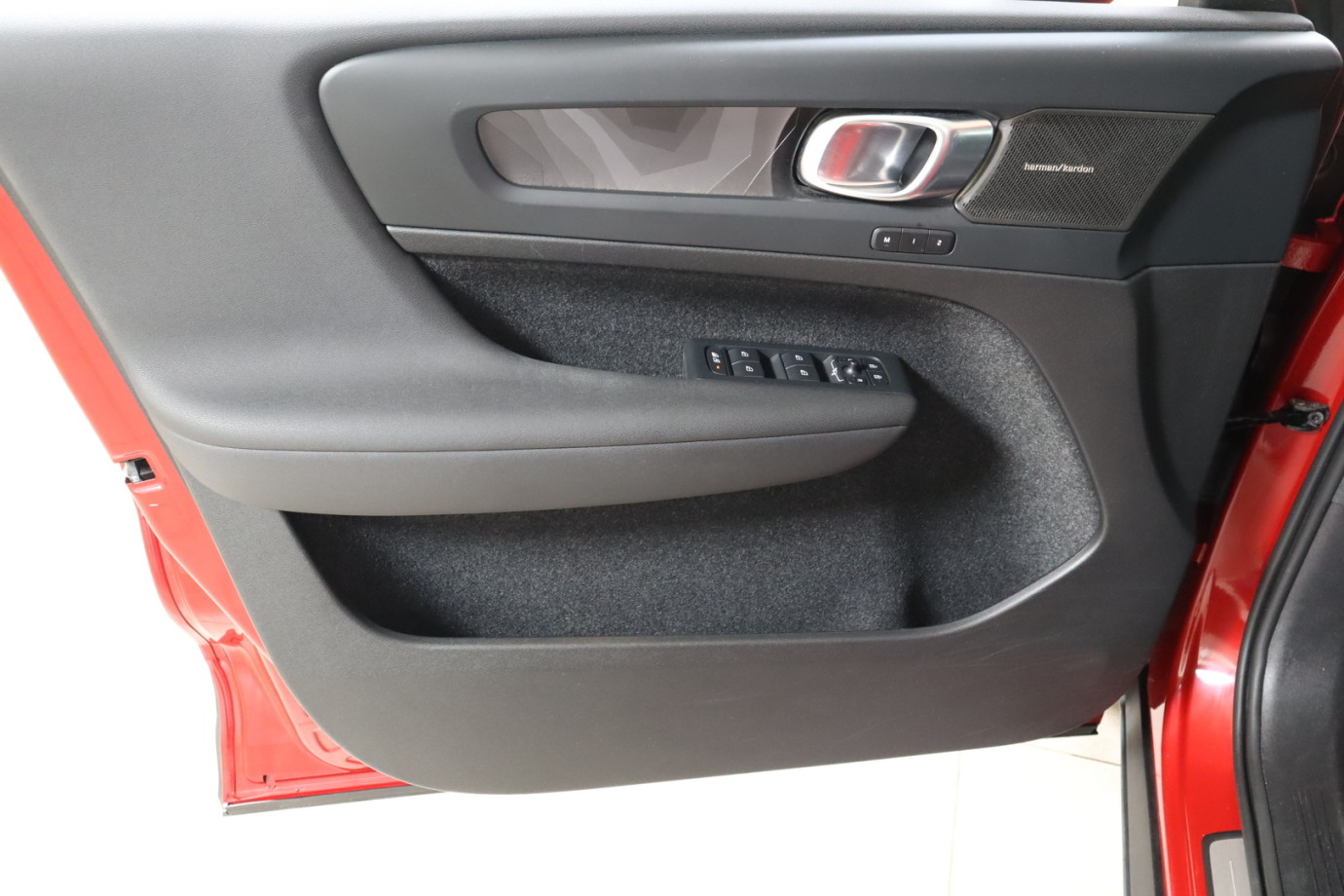 Esittelykuva VOLVO XC40 lataushybridiautosta.