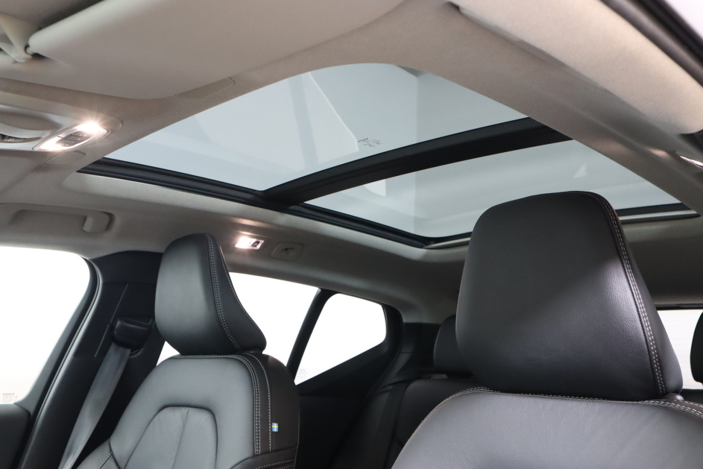 Esittelykuva VOLVO XC40 lataushybridiautosta.