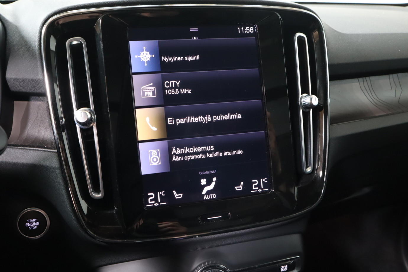 Esittelykuva VOLVO XC40 lataushybridiautosta.