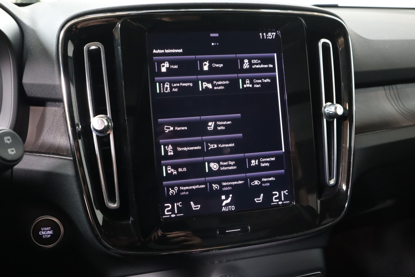 Esittelykuva VOLVO XC40 lataushybridiautosta.