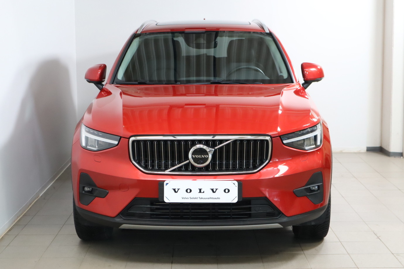 Esittelykuva VOLVO XC40 lataushybridiautosta.