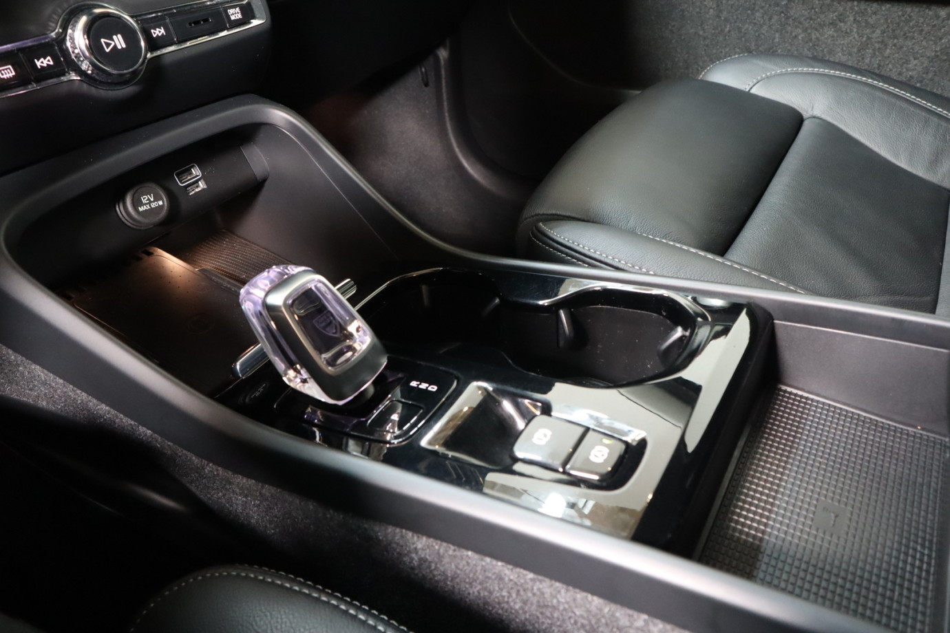 Esittelykuva VOLVO XC40 lataushybridiautosta.