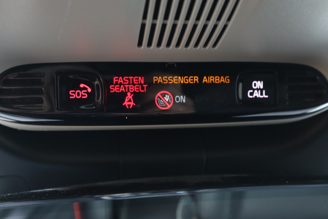 Esittelykuva VOLVO XC40 lataushybridiautosta.