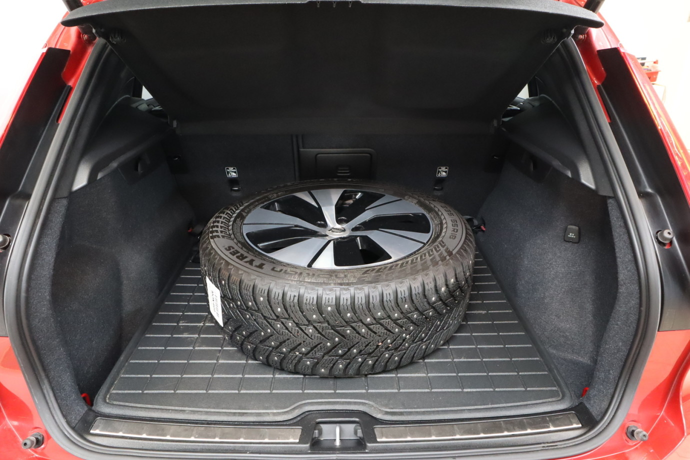 Esittelykuva VOLVO XC40 lataushybridiautosta.