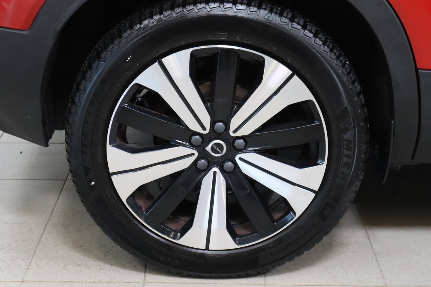 Esittelykuva VOLVO XC40 lataushybridiautosta.