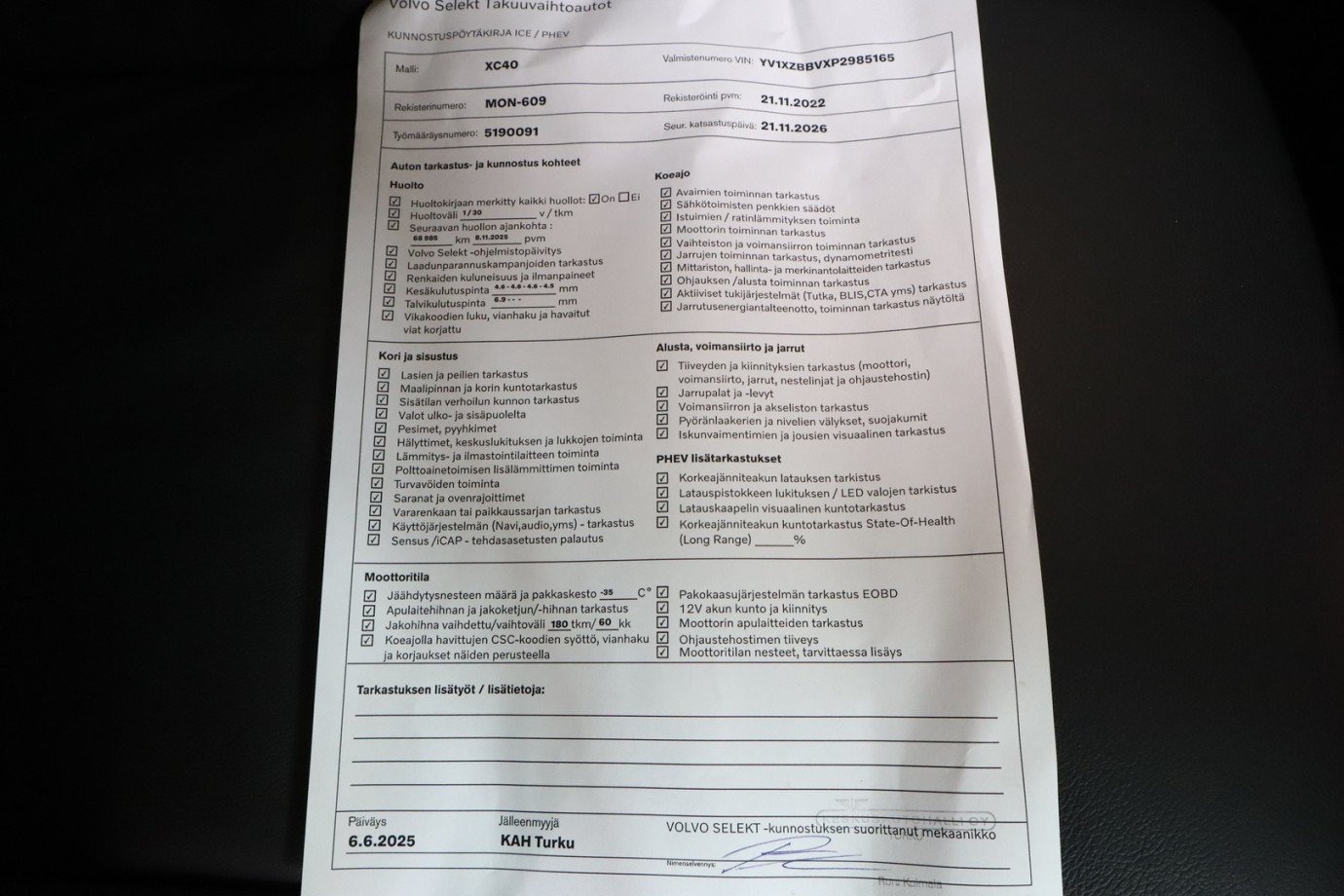 Esittelykuva VOLVO XC40 lataushybridiautosta.