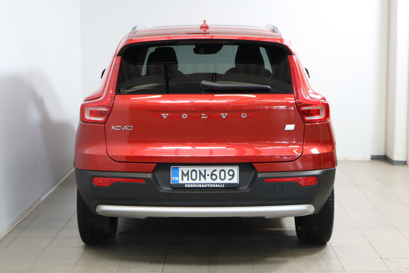 Esittelykuva VOLVO XC40 lataushybridiautosta.