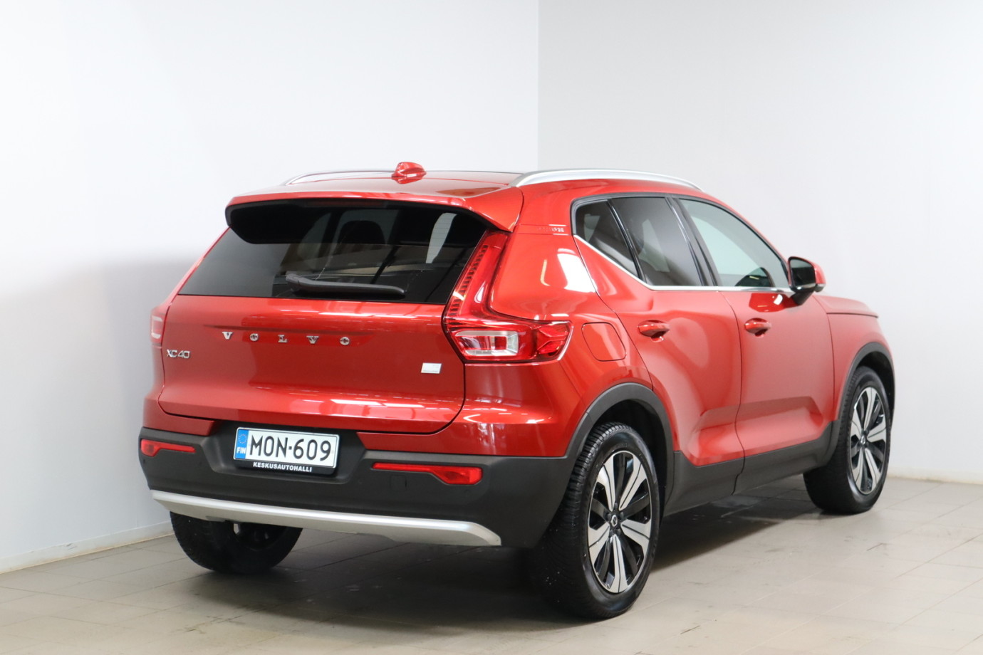 Esittelykuva VOLVO XC40 lataushybridiautosta.