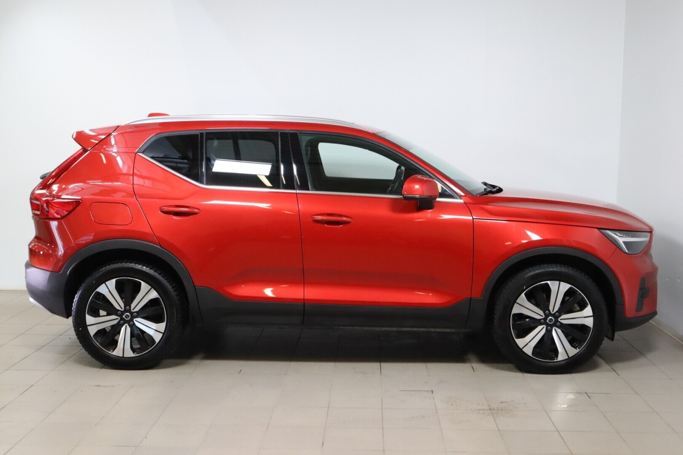Esittelykuva VOLVO XC40 lataushybridiautosta.