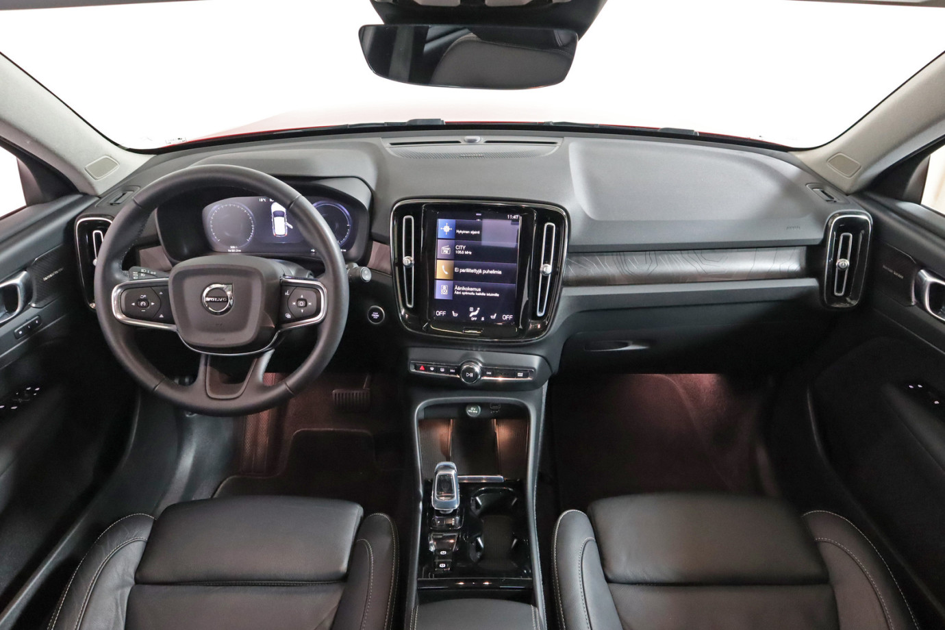 Esittelykuva VOLVO XC40 lataushybridiautosta.