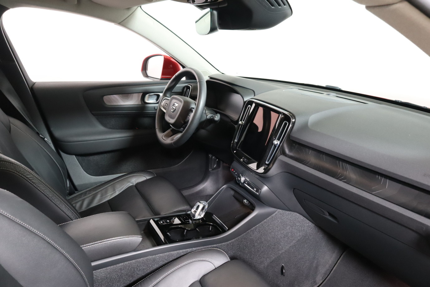 Esittelykuva VOLVO XC40 lataushybridiautosta.