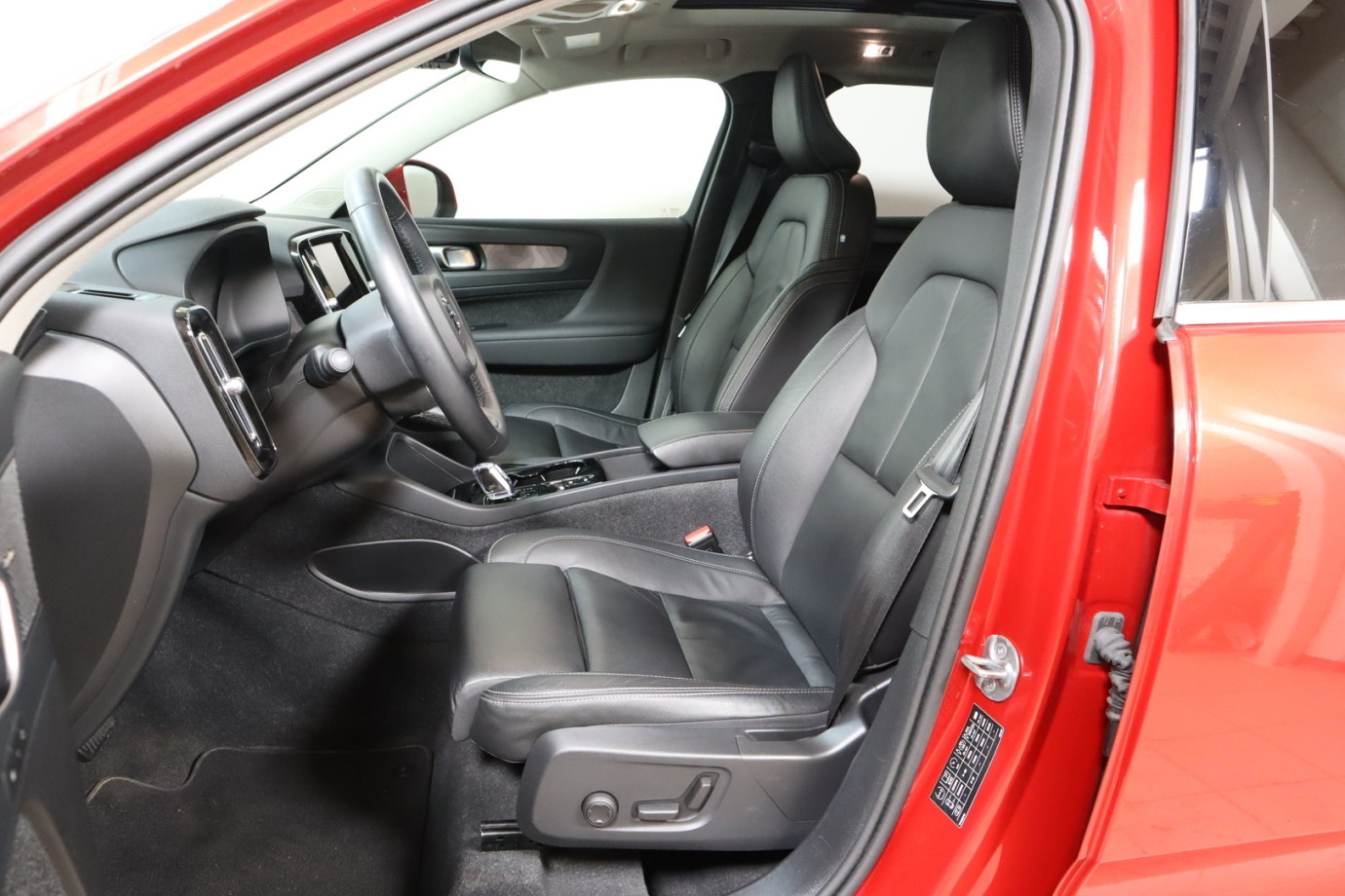 Esittelykuva VOLVO XC40 lataushybridiautosta.