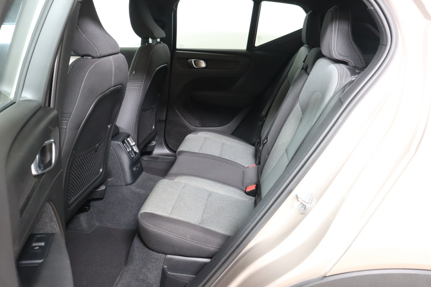 Esittelykuva VOLVO XC40 lataushybridiautosta.