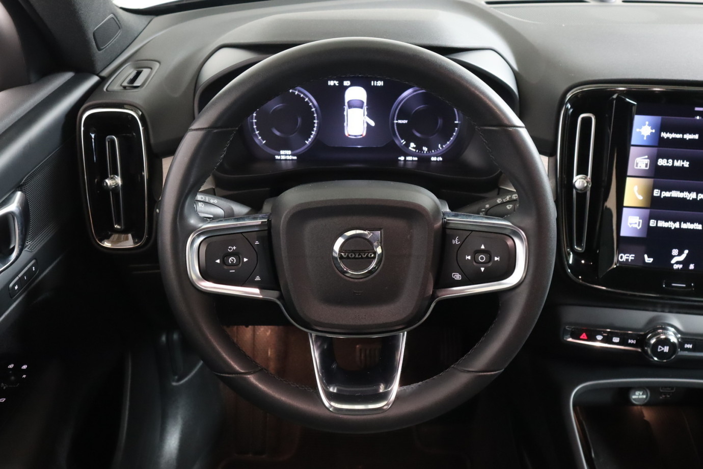 Esittelykuva VOLVO XC40 lataushybridiautosta.