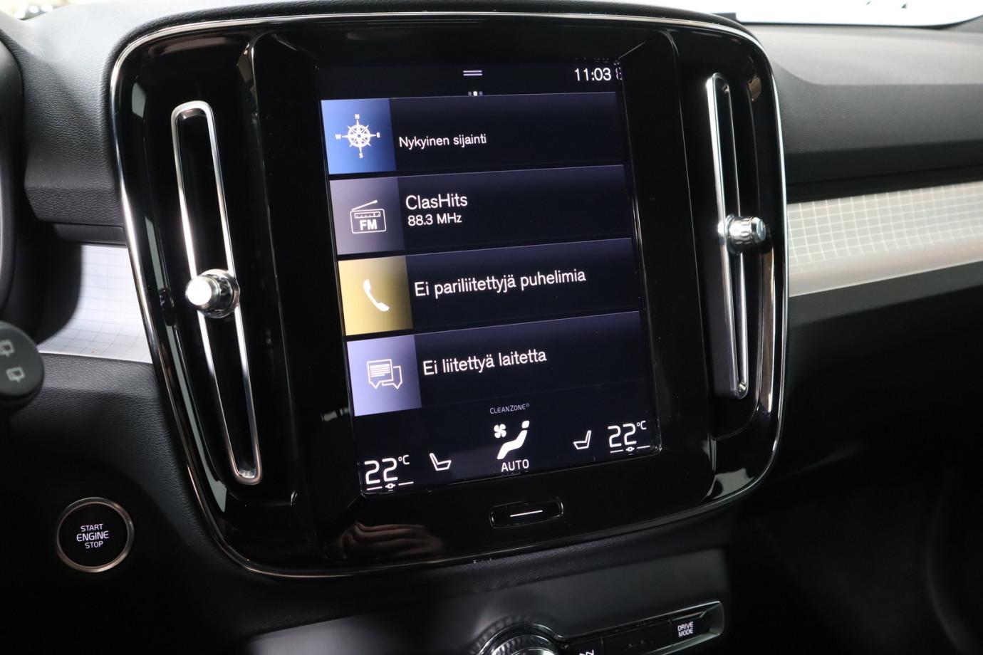 Esittelykuva VOLVO XC40 lataushybridiautosta.