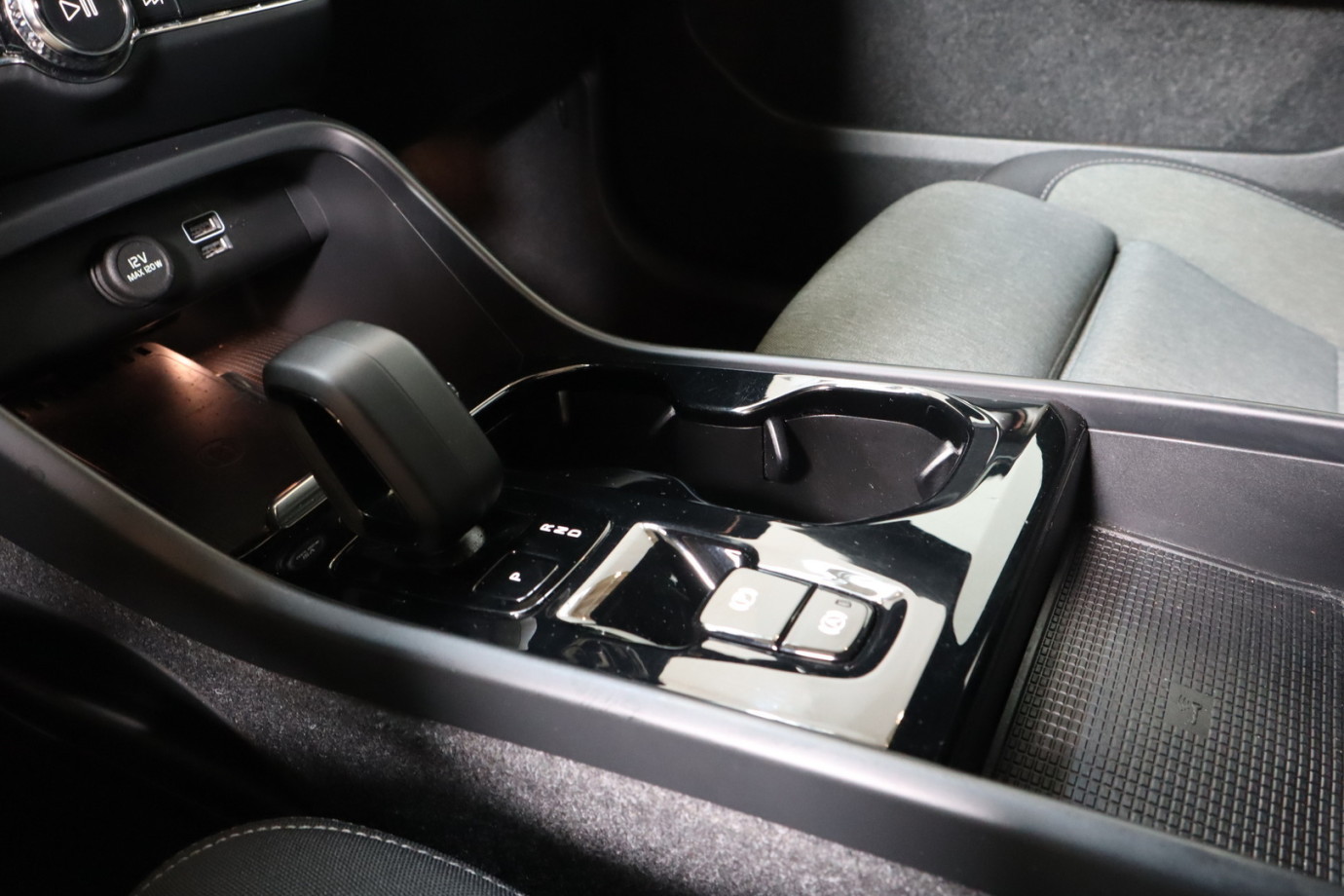 Esittelykuva VOLVO XC40 lataushybridiautosta.