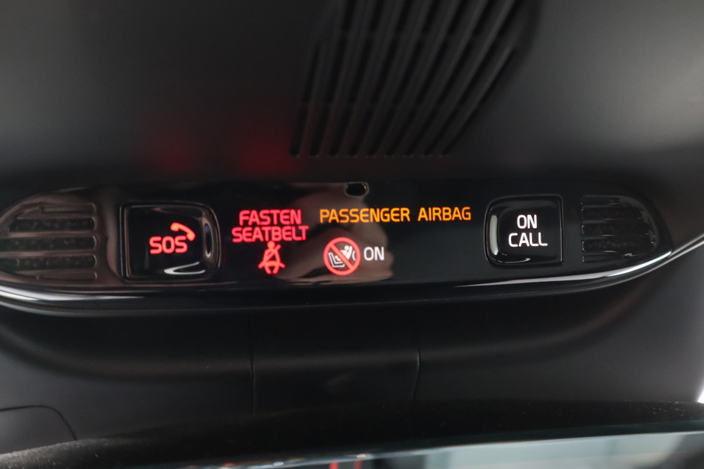 Esittelykuva VOLVO XC40 lataushybridiautosta.