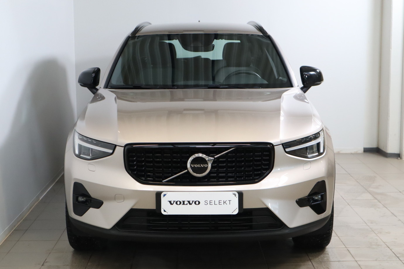 Esittelykuva VOLVO XC40 lataushybridiautosta.