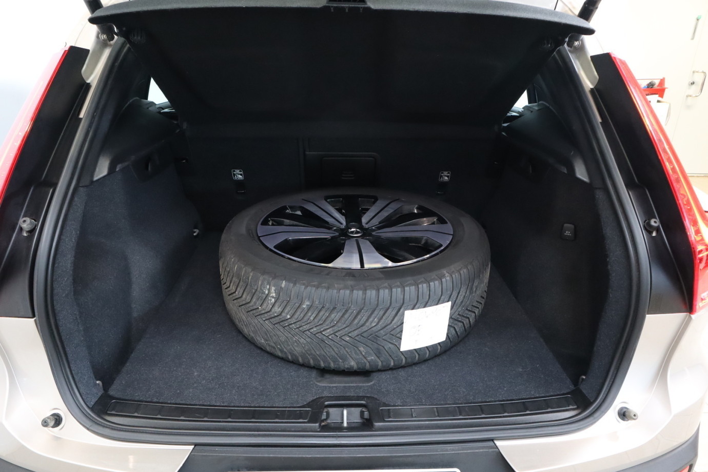 Esittelykuva VOLVO XC40 lataushybridiautosta.