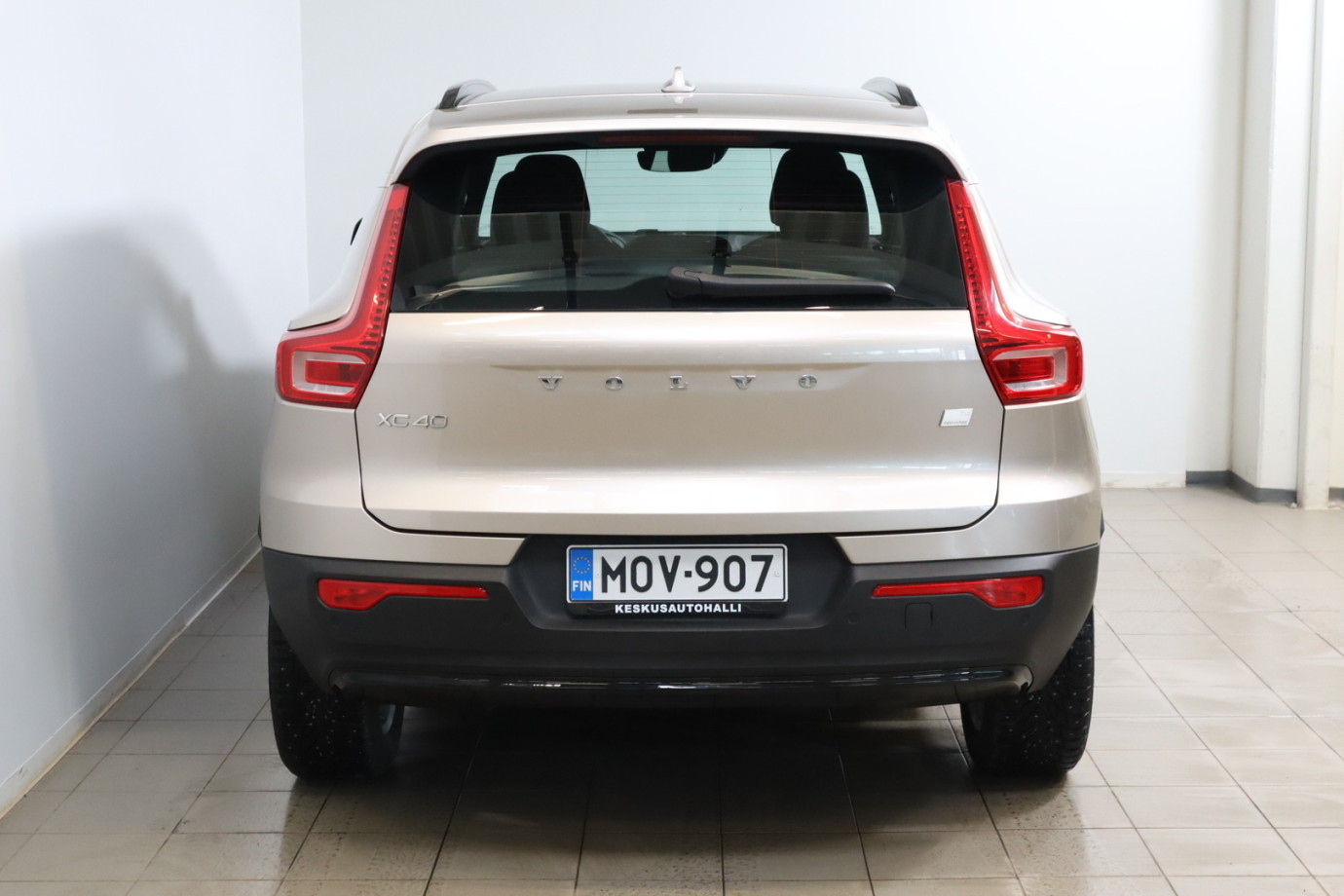 Esittelykuva VOLVO XC40 lataushybridiautosta.